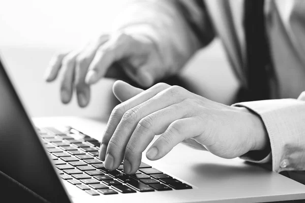 Close-up de empresário digitando teclado com computador portátil em — Fotografia de Stock