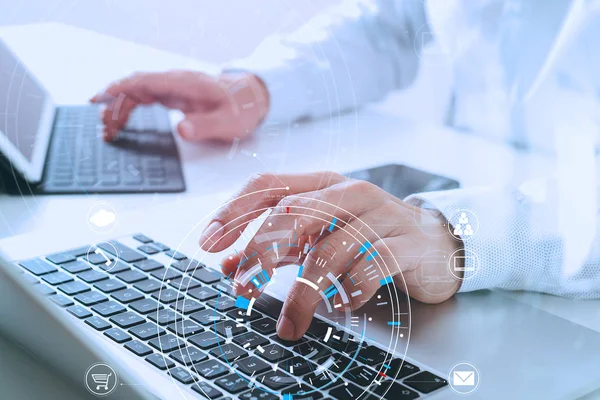 Homem de negócios mão trabalhando com computador portátil moderno em o moderno — Fotografia de Stock