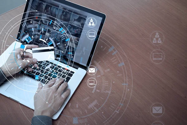 ラップトップと保有クレジット カードを用いた社会の手の上から見る — ストック写真
