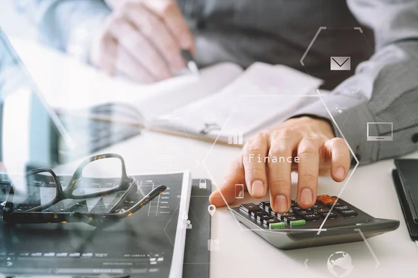 Homem de negócios mão trabalhando com finanças sobre custo e calculadora — Fotografia de Stock