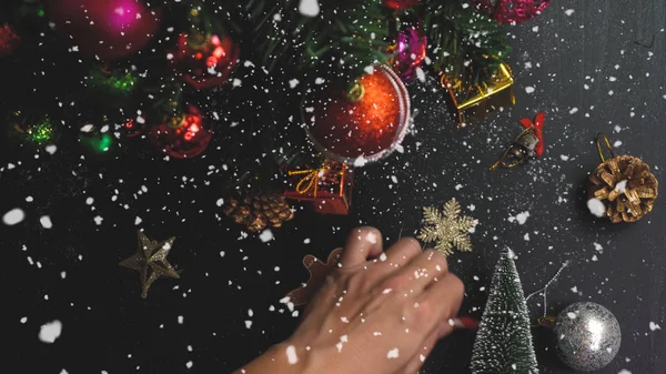 Saluto Stagione concept.hand impostazione di ornamenti su un Natale — Foto Stock