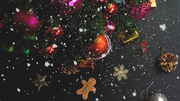 Приветствие Сезон concept.hand установка украшений на Рождество — стоковое фото
