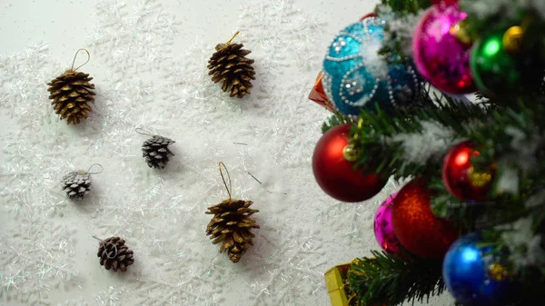 Temporada de saudação concept.hand configuração de ornamentos em um Natal — Fotografia de Stock