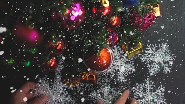 Groet seizoen concept.hand instelling van ornamenten op een kerstfeest — Stockfoto