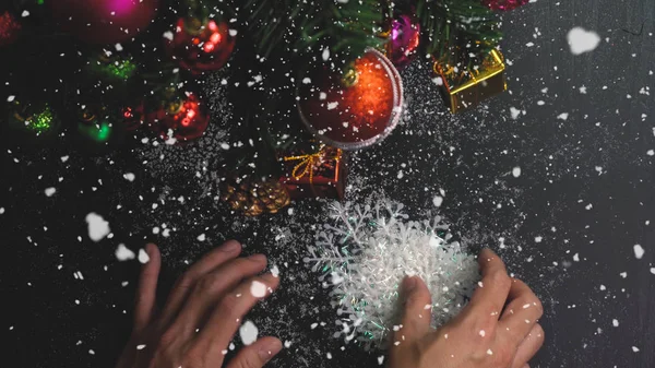 Приветствие Сезон concept.hand установка украшений на Рождество — стоковое фото