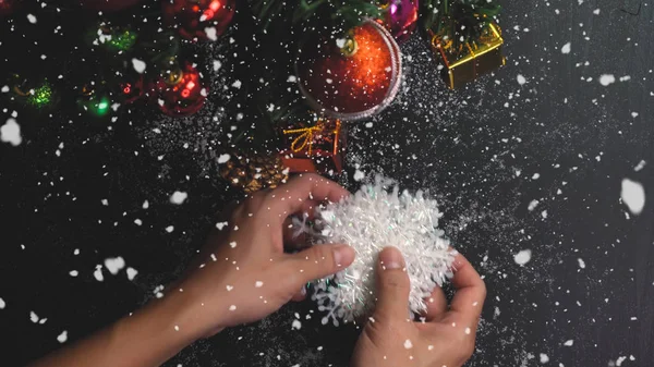 La temporada de felicitación concept.hand ajuste de los adornos en una Navidad — Foto de Stock