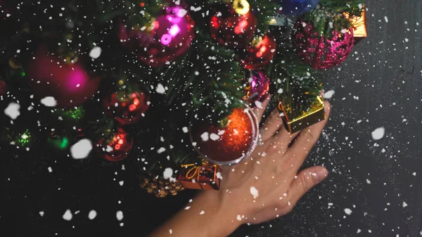 Temporada de saudação concept.hand configuração de ornamentos em um Natal — Fotografia de Stock