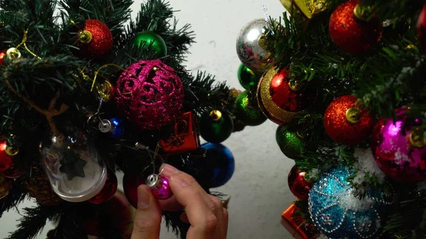 Sezon concept.hand ayarda bir Noel süsler tebrik