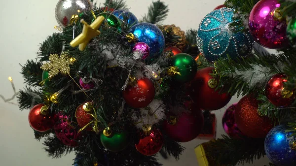 Felicitări Sezonul concept.hand setarea ornamentelor pe un Crăciun — Fotografie, imagine de stoc