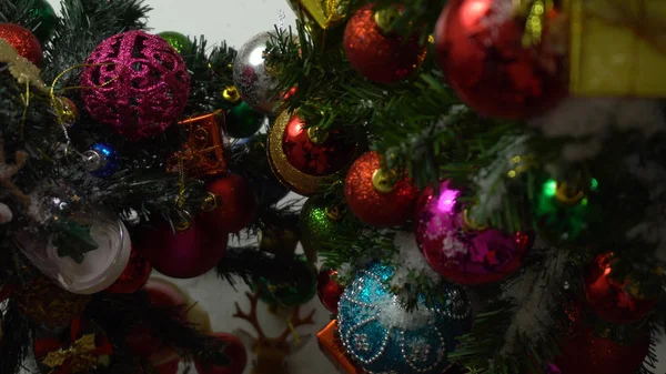 La temporada de felicitación concept.hand ajuste de los adornos en una Navidad — Foto de Stock