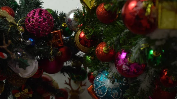 Gruß-Saison-Konzept. Hand-Setzen von Ornamenten auf Weihnachten — Stockfoto