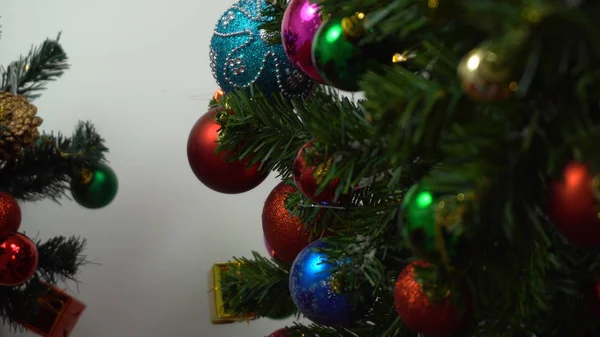 Привітання Концепція сезону. ручна установка прикрас на Різдво — стокове фото