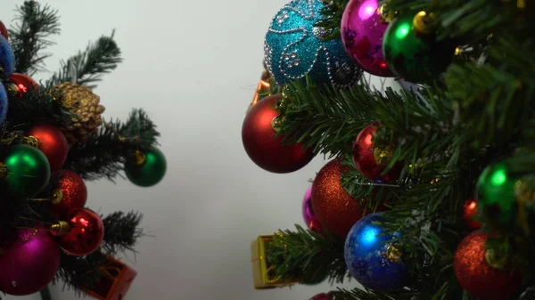 Temporada de saudação concept.hand configuração de ornamentos em um Natal — Fotografia de Stock