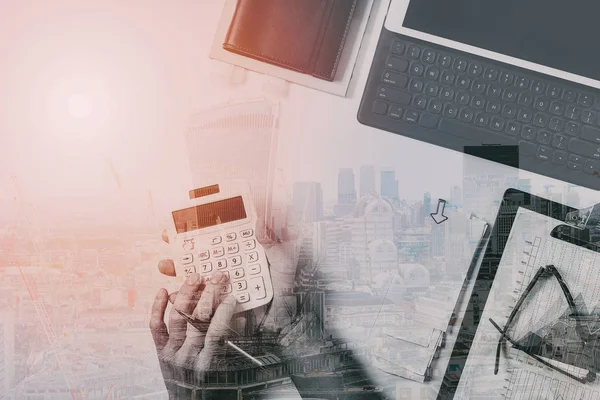 Vista dall'alto di mano uomo d'affari che lavora con le finanze su costo e — Foto Stock