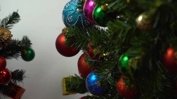 La temporada de felicitación concept.hand ajuste de los adornos en una Navidad — Foto de Stock