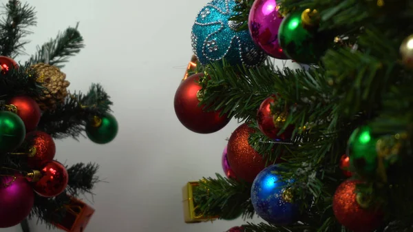 Temporada de saudação concept.hand configuração de ornamentos em um Natal — Fotografia de Stock