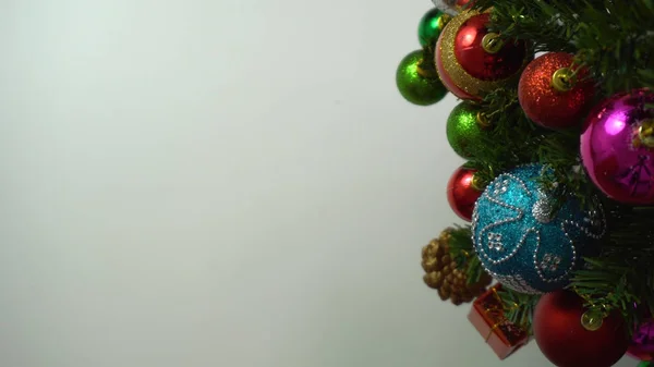 Temporada de saudação concept.hand configuração de ornamentos em um Natal — Fotografia de Stock