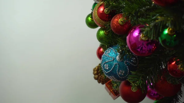 Temporada de saudação concept.hand configuração de ornamentos em um Natal — Fotografia de Stock