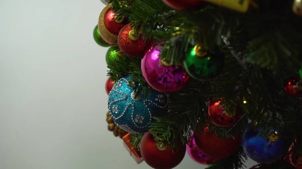 Temporada de saudação concept.hand configuração de ornamentos em um Natal — Fotografia de Stock