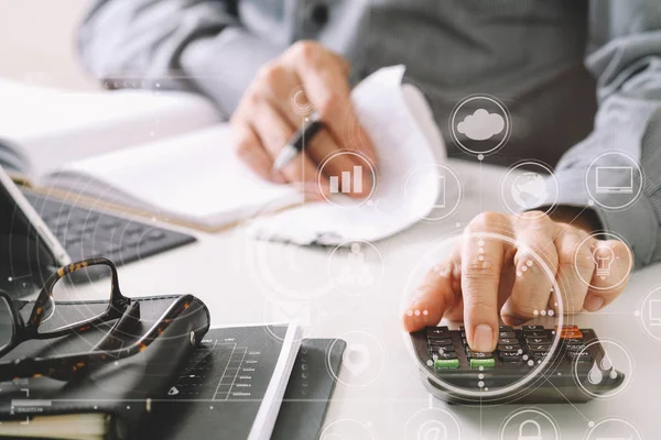 Zakenman hand werken met Financiën over kosten en calculator — Stockfoto