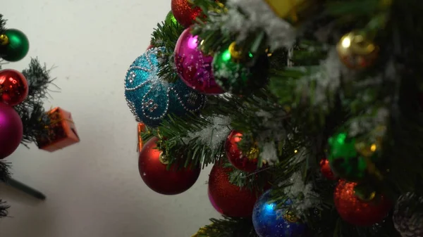 Groet seizoen concept.hand instelling van ornamenten op een kerstfeest — Stockfoto