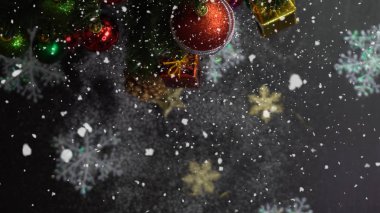 Sezon concept.hand ayarda bir Noel süsler tebrik