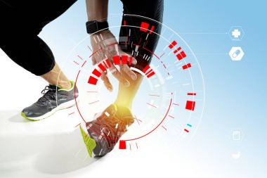 Atletik erkek ayak nedeniyle Vr tıbbi scannin ile burkulursa dokunmadan