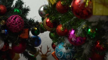 Sezon concept.hand ayarda bir Noel süsler tebrik