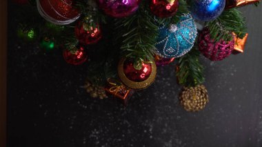 Sezon concept.hand ayarda bir Noel süsler tebrik