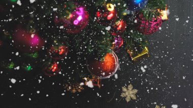 Sezon concept.hand ayarda bir Noel süsler tebrik