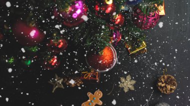 Sezon concept.hand ayarda bir Noel süsler tebrik