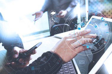 Bir belge üzerinde birlikte çalışma ve kullanarak iş adamları akıllı telefon