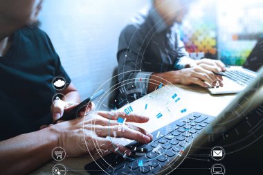 Bir belge üzerinde birlikte çalışma ve kullanarak iş adamları akıllı telefon