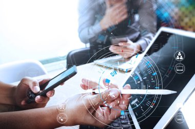 Bir belge üzerinde birlikte çalışma ve kullanarak iş adamları akıllı telefon