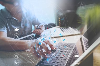 akıllı telefon ve dijital sekmesini çalışma işadamı yakın çekim