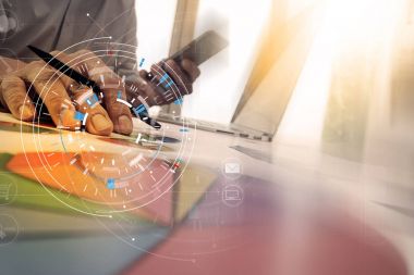 La ile modern ofis cep telefonuyla işadamı eller