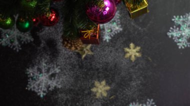 Sezon concept.hand ayarda bir Noel süsler tebrik