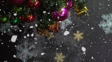 Sezon concept.hand ayarda bir Noel süsler tebrik