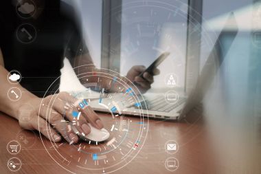 La ile modern ofis cep telefonuyla işadamı eller