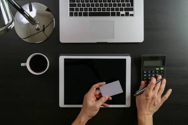 Internet shopping concept. Bovenaanzicht van handen werken met calcula — Stockfoto