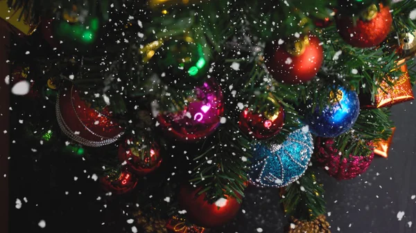 Groet seizoen concept.close omhoog van ornamenten op een kerst tre — Stockfoto