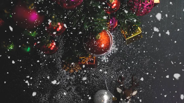 Hälsning säsong concept.close upp av ornament på en jul tre — Stockfoto