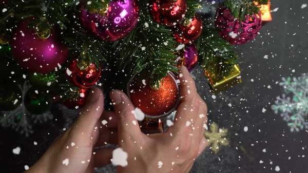 La temporada de felicitación concept.hand ajuste de los adornos en una Navidad — Foto de Stock
