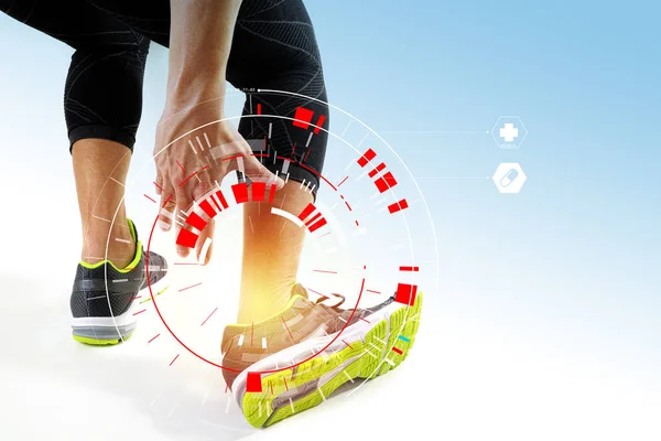 Hombre atlético tocando el pie debido a un esguince con VR medical scannin — Foto de Stock