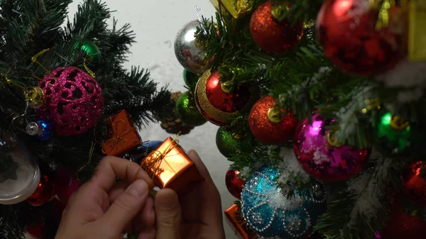 La temporada de felicitación concept.hand ajuste de los adornos en una Navidad — Foto de Stock