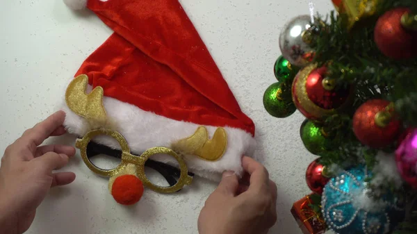 Greeting Season concept.hand setting of ornaments on a Christmas — Stock Photo, Image