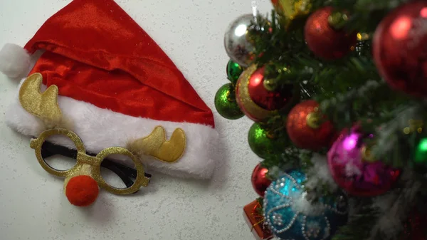 Greeting Season concept.hand setting of ornaments on a Christmas — Stock Photo, Image