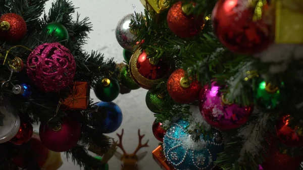 La temporada de felicitación concept.hand ajuste de los adornos en una Navidad — Foto de Stock