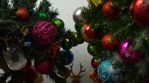 Temporada de saudação concept.hand configuração de ornamentos em um Natal — Fotografia de Stock