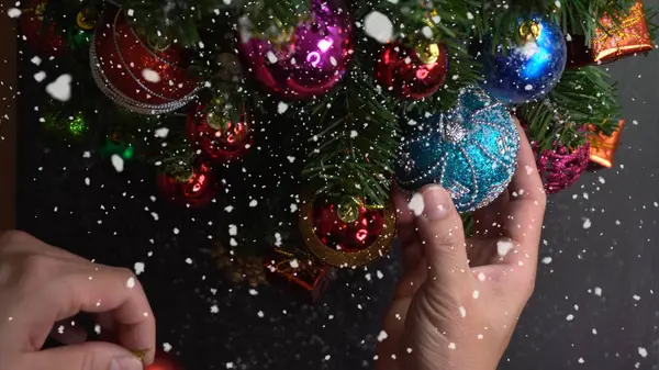 Groet seizoen concept.hand instelling van ornamenten op een kerstfeest — Stockfoto